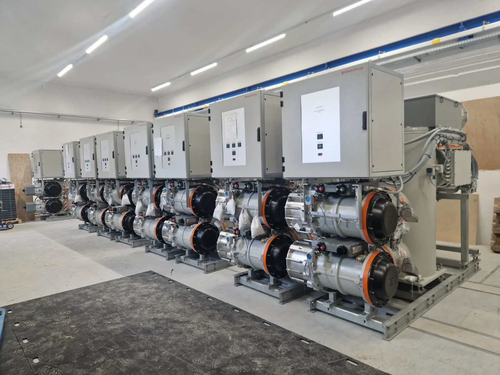 Elektrische Anlagentechnik mit Schaltschränken und Antriebseinheiten