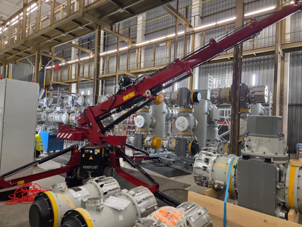 Montage einer industriellen Anlageneinheit mit Hebetechnik
