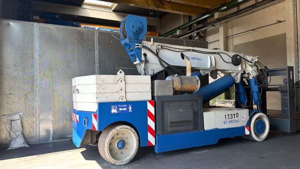TRASMO Multi Lift neben einer Industrieanlage in der Montagehalle