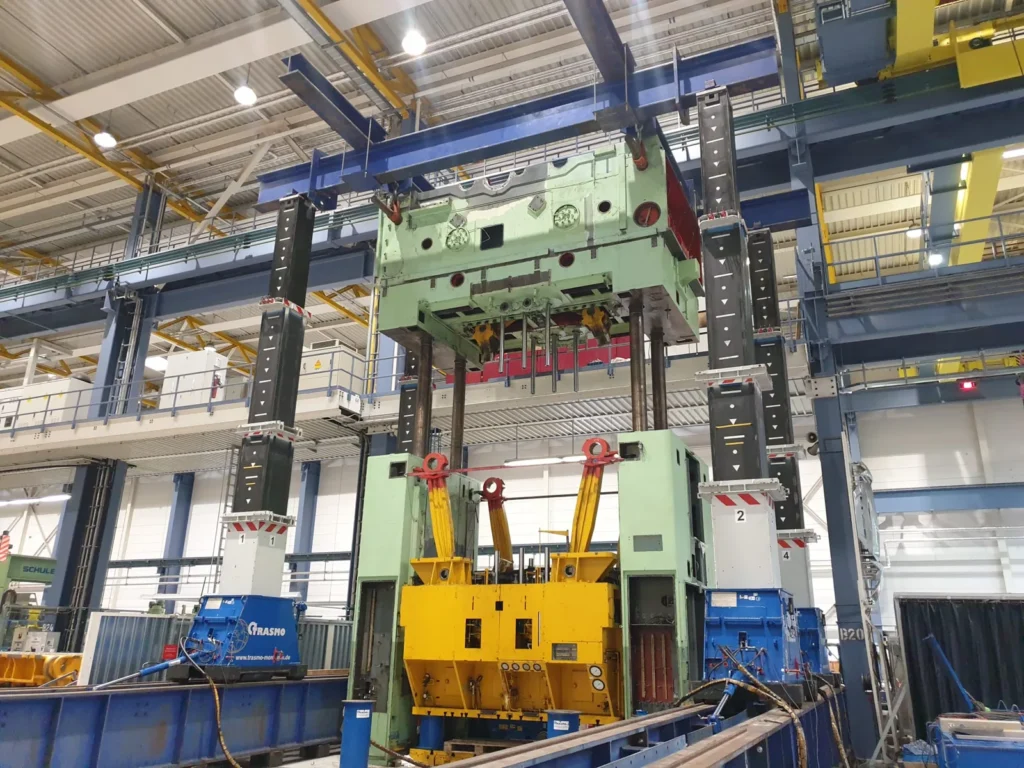 Schwermontage einer Industriepresse mit TRASMO Hebetechnik